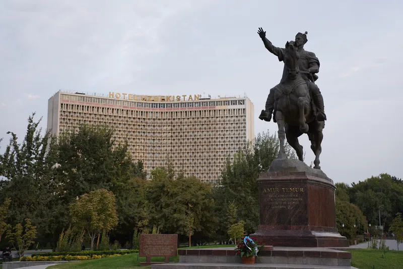Amir Temur statue and Hotel Uzbekistan