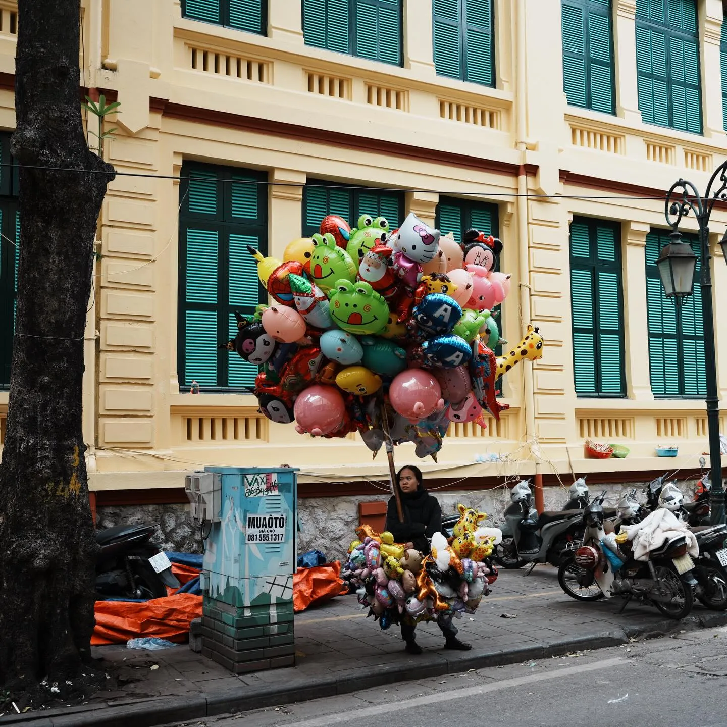 Image of one people, balloon, street, buildings